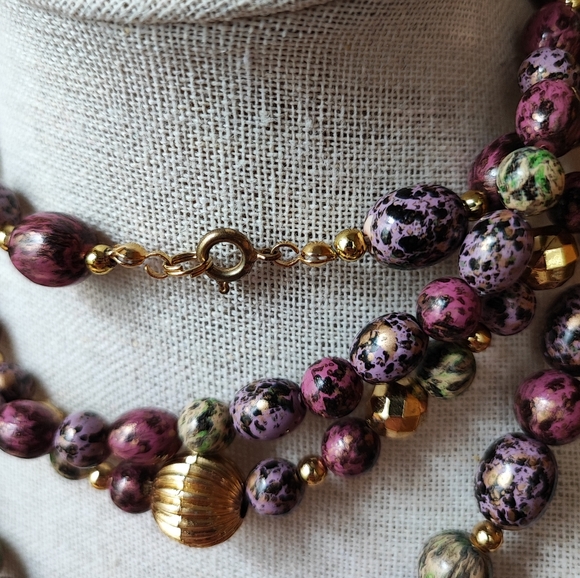 Speckled Oval Raspberry Black Gold Beaded 3 Strand Wood? Necklace Vintage EUC - Picture 5 of 7